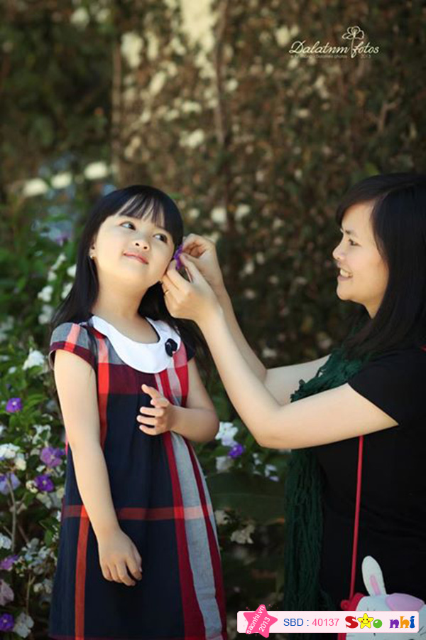 Tặng con gái đóa hoa xinh lên tóc...