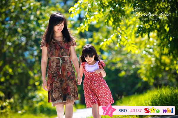 Dẫn con đi trong nắng mùa Thu reo giòn mỗi bước chân...