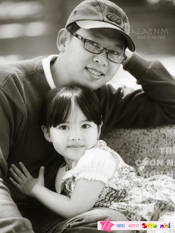 Con tựa vào ba để được chở che và yêu thương...