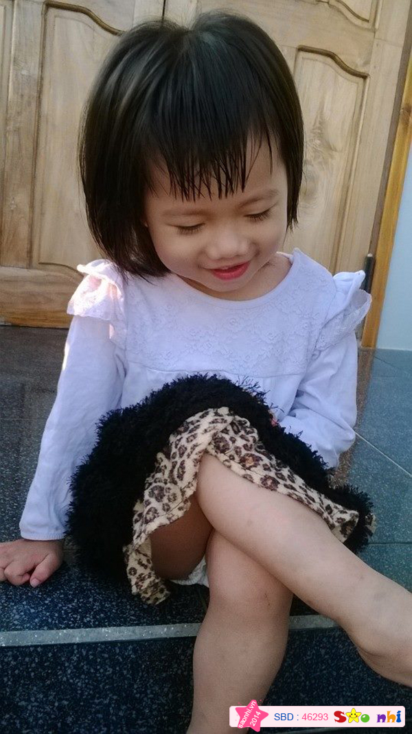 Khánh Thy tập tạo dáng