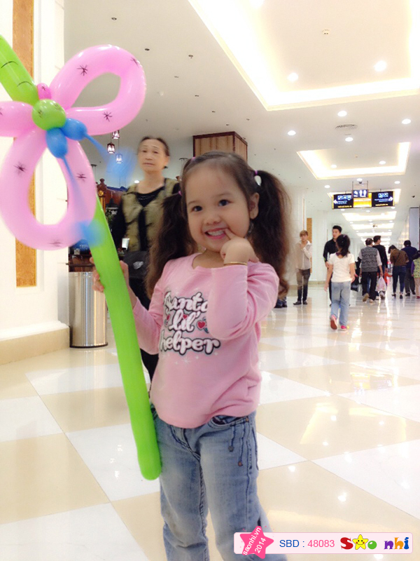 Bé đi shopping cùng ba mẹ cuối tuần