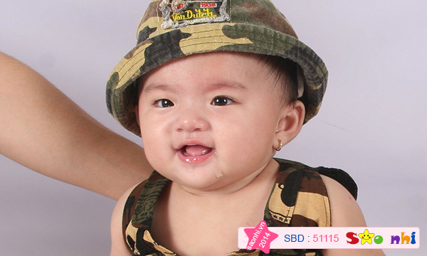 Lúc này con mới 6 tháng thôi, con ngồi chưa vững
