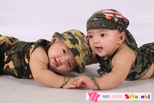 Hai chị em con nắm tay nhau chụp hình nè