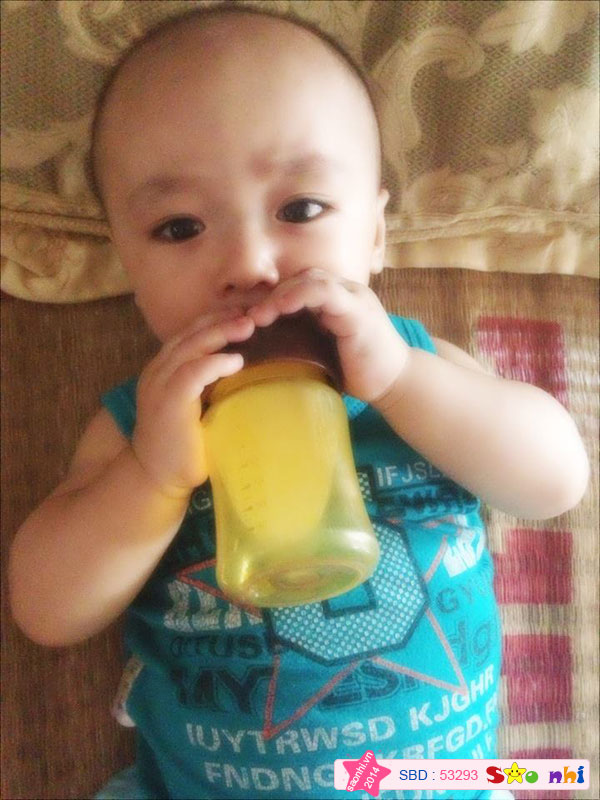 bé 3 tháng rưỡi tự cầm bình sữa uống
