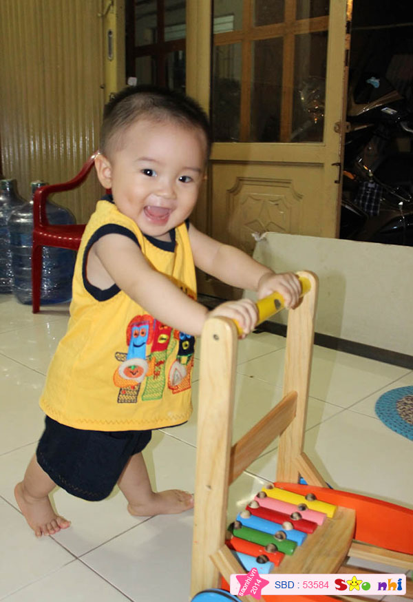 Gon 11 tháng tuổi, đẩy xe chạy khắp nhà.