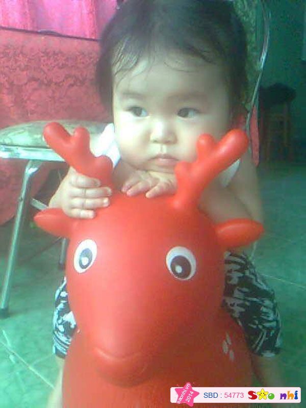 Bé ngồi thú hơn...muốn cưỡi đi mà không được. bé dang buồn và suy nghĩ tìm cách...