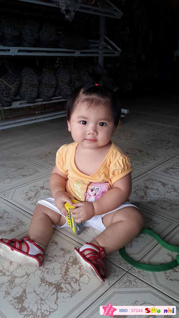 Be đang chơi ô tô