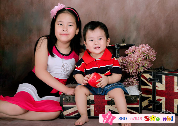 Hai chị em mình cùng chụp ảnh nha! Sumô cười tươi cùng chị nhé!