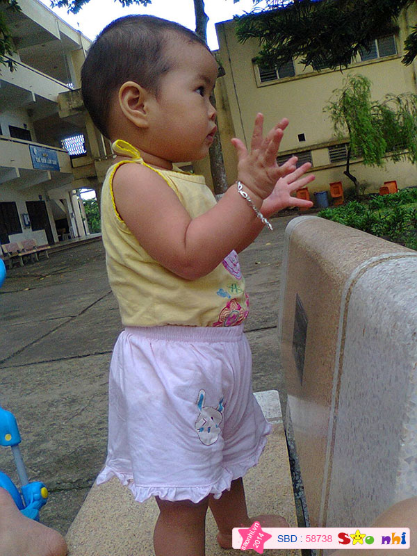Hoan hô chú bộ đội đánh Mỹ tài ghê, tàu bay Mỹ chú bắn cho tan tành... Cháu đang vỗ tay theo bài hát đấy!