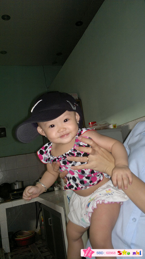 Gấu rất thích thú khi được đội mũ của Ba.hi`hi`