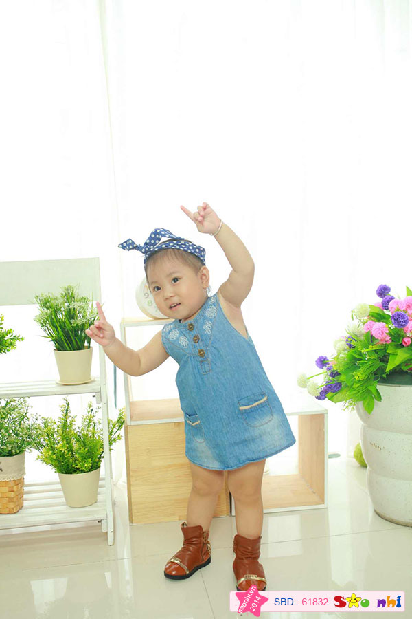 Máy ảnh ở trước mặt em là em cứ thế này đây.