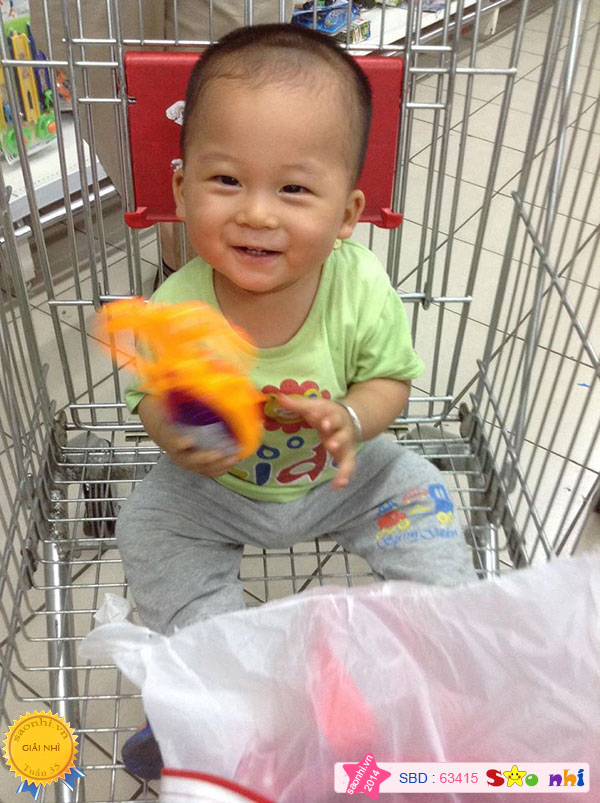 Minh Quân đi mua sắm ở siêu thị.