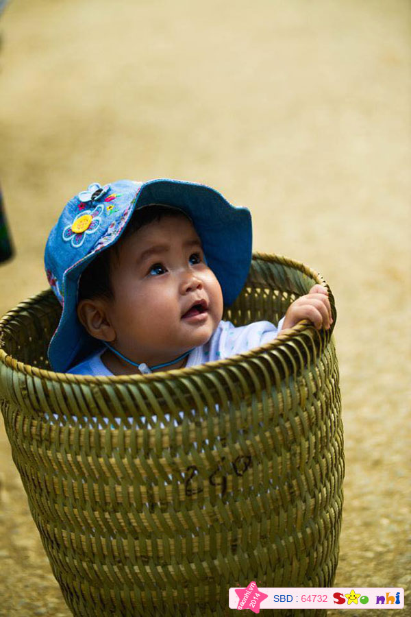 Đây là hình ảnh của bé khi được mẹ cho ngồi vào Lù cở của bác người dân tộc Hmong. Một chút sợ, chỉ một chút thôi rồi....