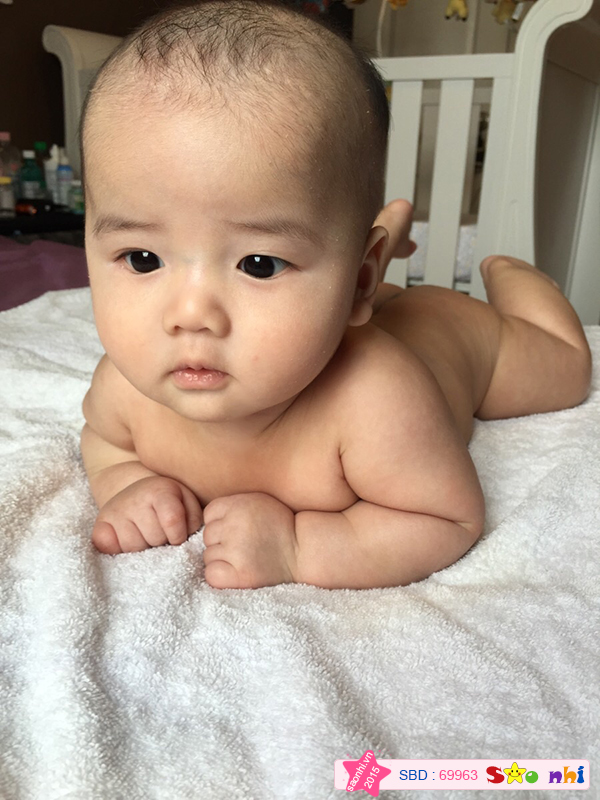 KM chuẩn bị đi tắm. Bé 3 tháng 23 ngày trong hình