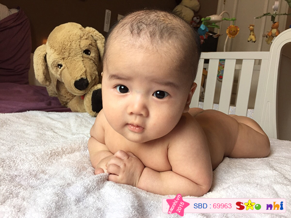 KM chuẩn bị đi tắm. Bé 3 tháng 23 ngày trong hình