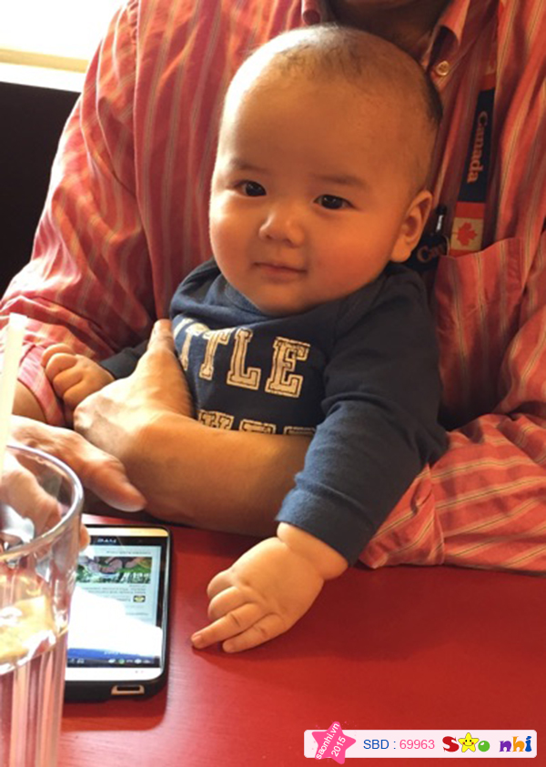 Mùng 2 tết bé đi ăn với ba mẹ