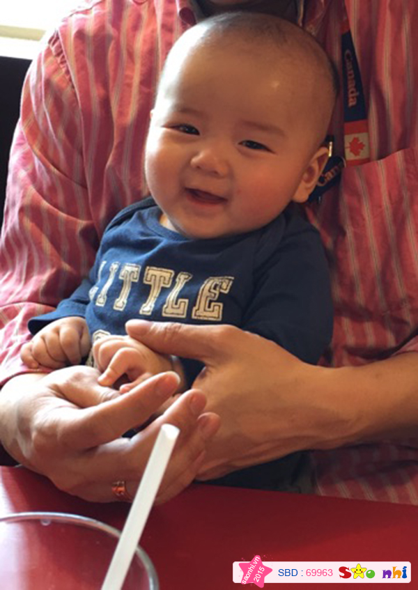 Mẹ chọc Khải Minh cười