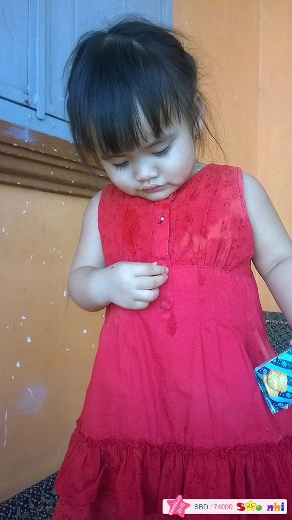 Đầm con đẹp k, bỏ ai bỏ đừng bỏ bé áo đỏ nha cô chú
