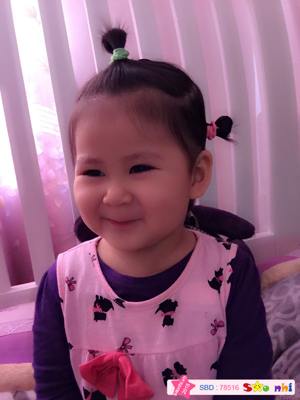 Em cười mím chi với mẹ nè!