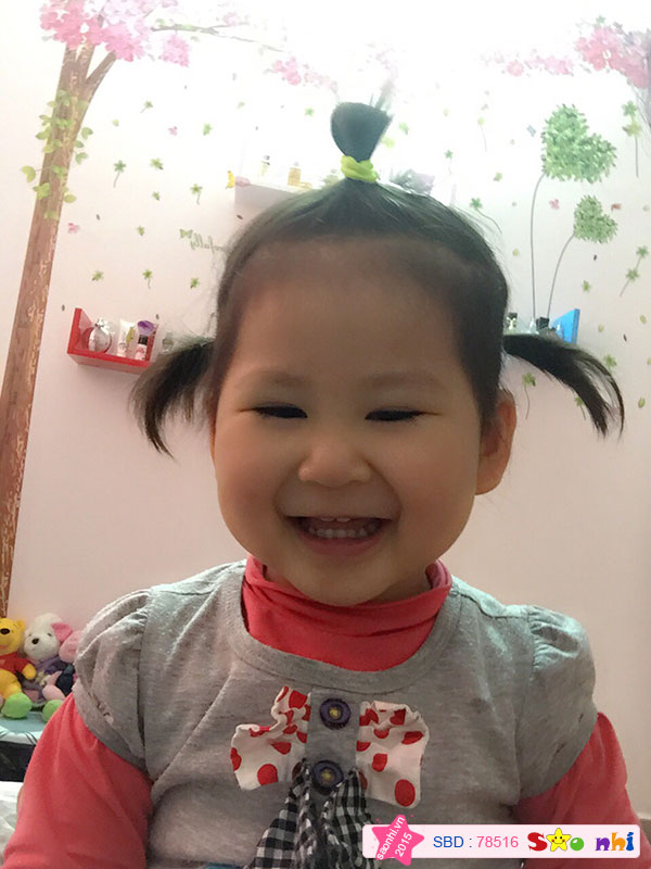 Hễ mẹ đưa máy lên chụp là e toe toét thế này đây!
