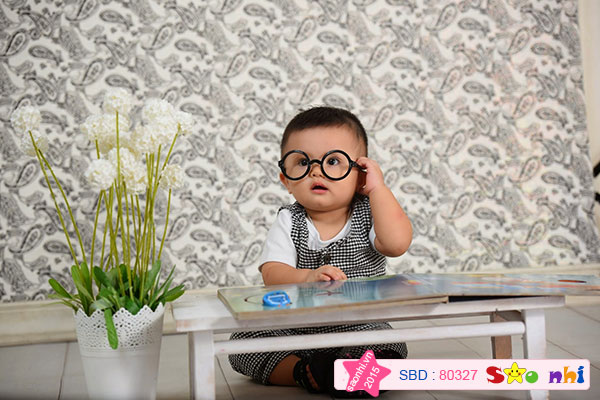 hình như mắt kiếng này hơi bự so với cái khuôn mặt điển trai của mình????