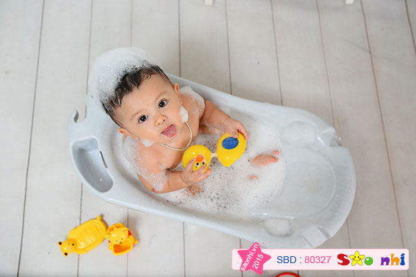 Bé Đinh Trần Gia Bảo