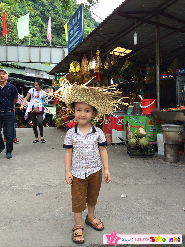 Ảnh chụp vào hôm bé đi chơi chùa Hương .