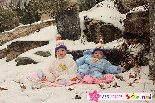Mùa đông Hàn Quốc lạnh lắm ba mẹ ơi, nhưng các con cũng cố gắng mặc áo ấm để được đi chơi ngắm tuyết!