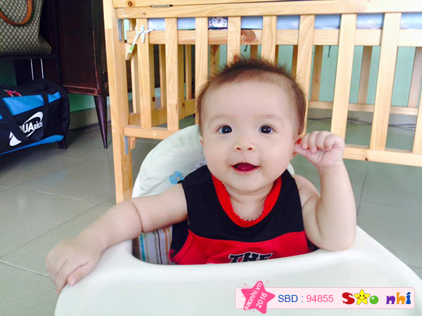 -Bố bảo tạo dáng để chụp ảnh  , cái làm  liền hà