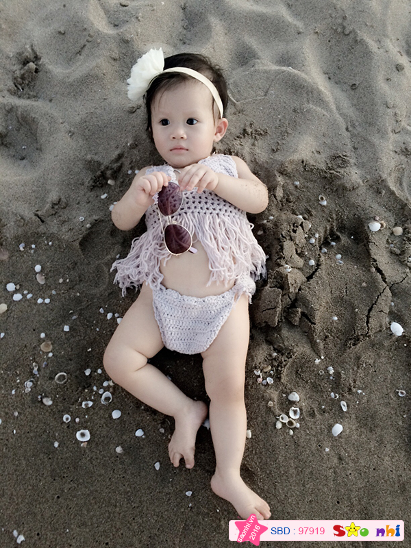 Con gái đi biển lúc 10 tháng tuổi. ❤️❤️❤️