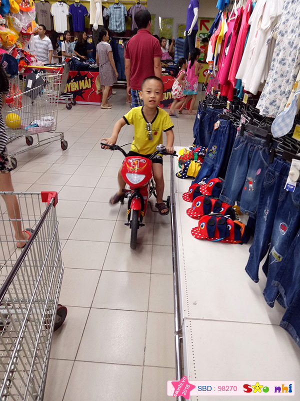 Cừ đi siêu thị,  hớn hở vì được cưỡi xe mới. E có mới nới cũ lắm. 