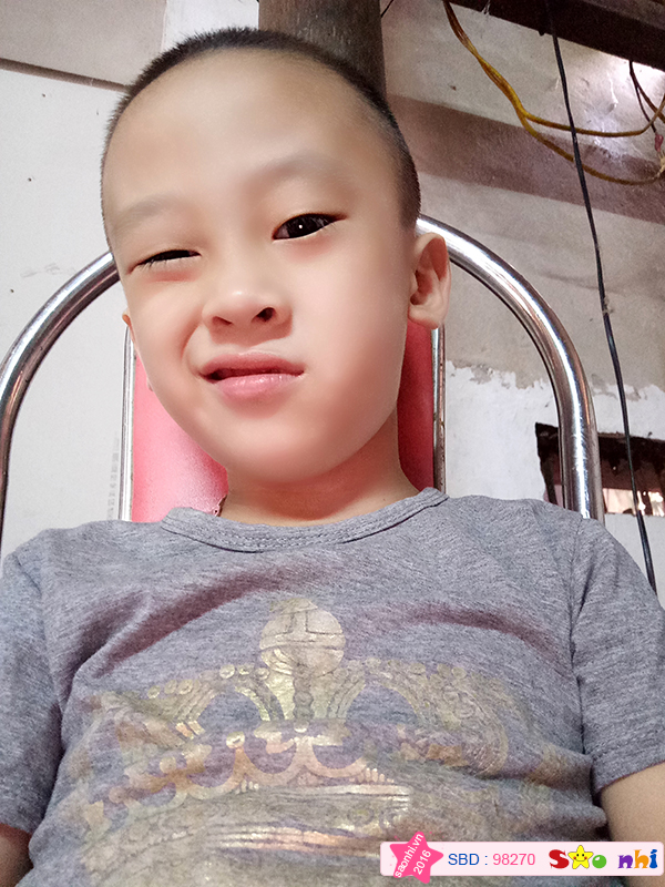 Lần đầu e nheo mắt kiểu hách xì xằng này đây. 