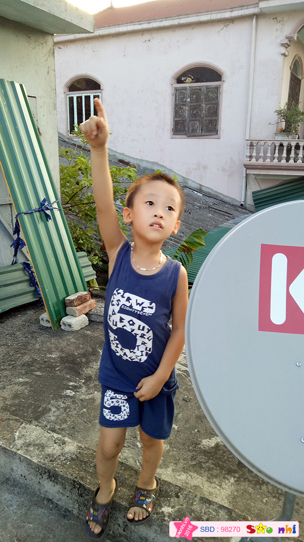 Ôi,  có cái gì lạ lắm mẹ ơi