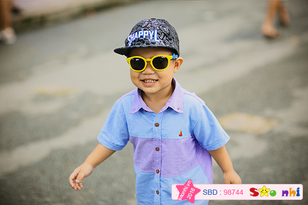 Cô chú có thấy con giống người mẫu nhí không ạh. Con hai tuổi và rất biết nghe lời. Con rất thích đi chơi dã ngoại. Rất yêu chó mèo và các bé động vật, không thích sư tử và cọp đâu. 