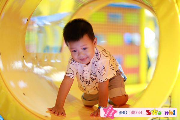 Sam rất thích vận động và tini world là khu vui chơi yêu thích của con.vượt chướng ngại vật, nhà banh là trò chơi thích nhất,yêu nhất là chọi banh.