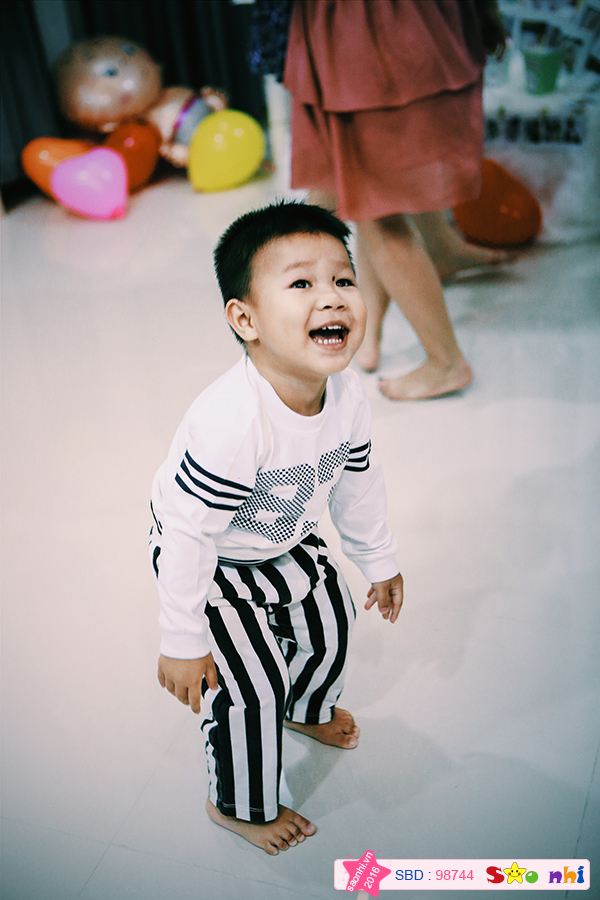 Sam chuẩn bị nhảy cao đây. Mọi người đỡ sam nha