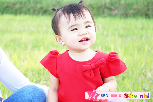 Nụ cười tỏa nắng.Con Phan Hoàng Yến. sn:2015;Con thích xem ca hát và rất thích quan sát động vật.xin các cô chú ủng hộ cho con.