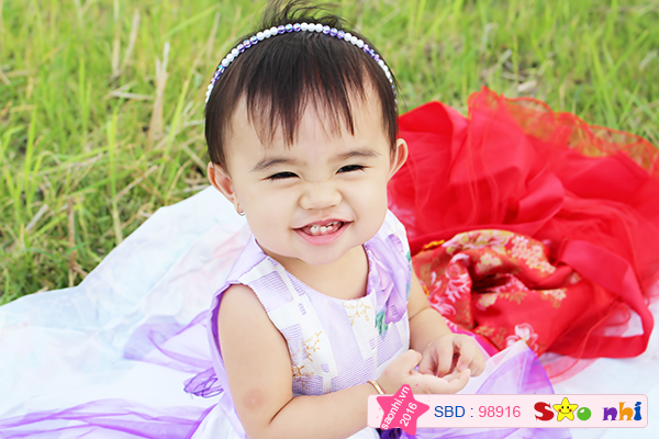 Nụ cười tỏa nắng.
Con Phan Hoàng Yến. sn:2015;
Con thích xem ca hát và rất thích quan sát động vật.
xin các cô chú ủng hộ cho con.