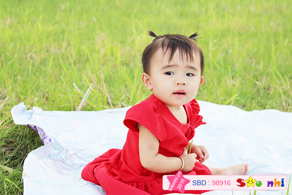 Mẹ ơi!!!
Con Phan Hoàng Yến. sn:2015;
Con thích xem ca hát và rất thích quan sát động vật.
xin các cô chú ủng hộ cho con.