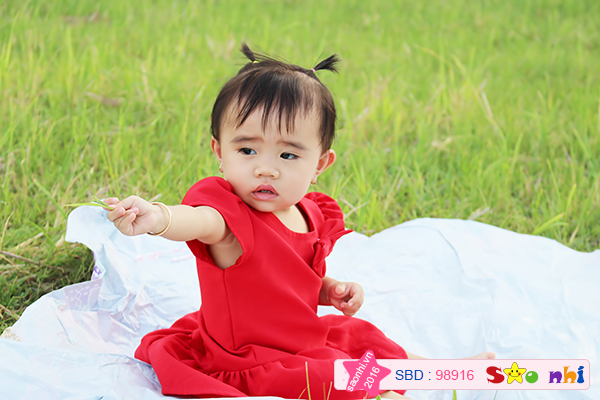 Con gì thế mẹ???
Con Phan Hoàng Yến. sn:2015;
Con thích xem ca hát và rất thích quan sát động vật.
xin các cô chú ủng hộ cho con.