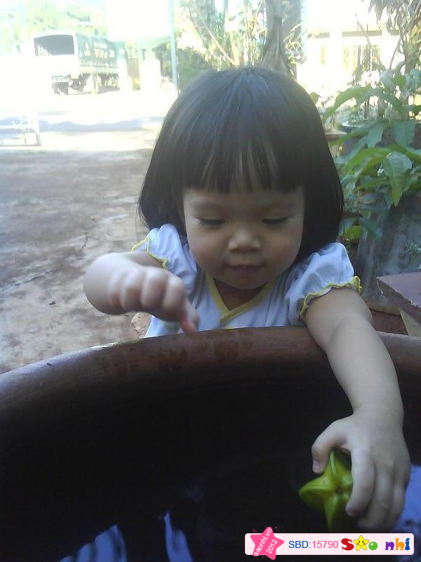 Bé đang chơi đùa với ..nước