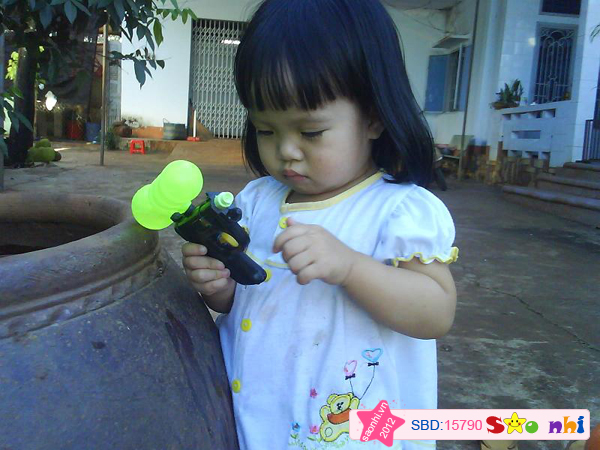 Bé được tặng 1 cây súng nước...nên đang xem cách sử dụng