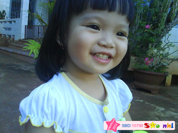 Nhìn nụ cười của bé làm mọi người đều vui vẻ