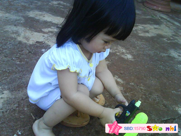 Bé đang vui chơi với cây súng nước...