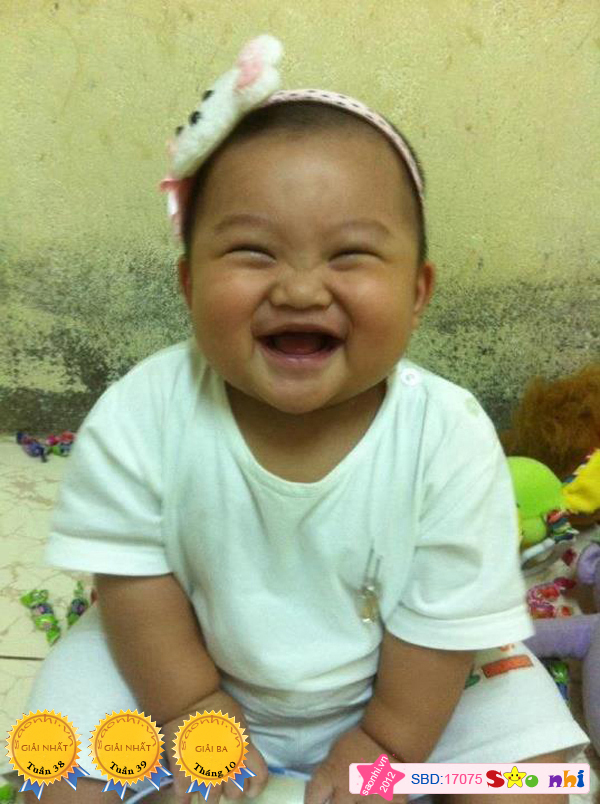 nụ cười hồn nhien, dì út mượn cài tóc của chi 2 cho rin cài...thích...cười...