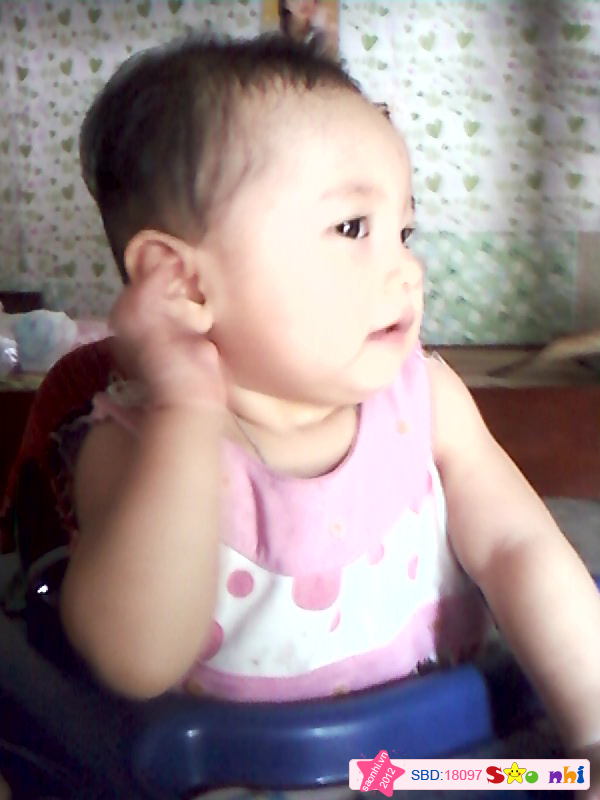 5 tháng: bé tập đi xe và làm điệu.