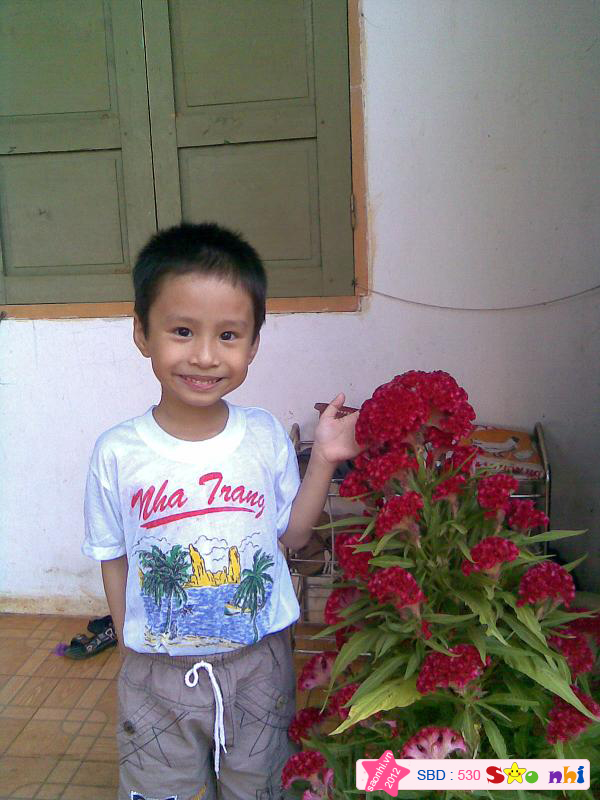 Hoa và bé, ai xinh hơn!??