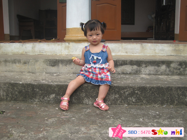 Bé đòi tự cầm chuối để ăn...