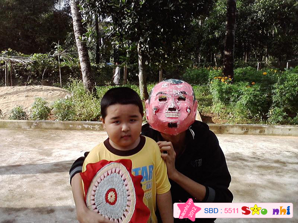 bé chụp với ông địa
